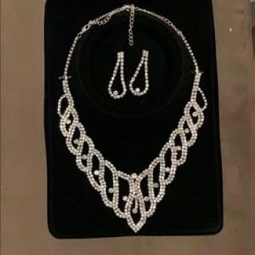 Silver w/Clear Rhinestone Loop Design Chandelier Necklace Set 